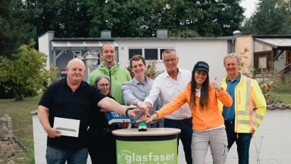 Bild: fg
Christian und Carmen Renner (rechts) nehmen zusammen mit Erstem Bürgermeister Hermann Falk (Dritter von rechts) und Vertretern der beteiligten Firmen symbolisch den ersten Glasfaseranschluss im Hirschauer Kerngebiet in Betrieb.