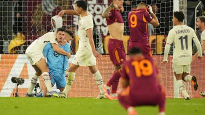 Bild: Andrew Medichini/AP/dpa
Lilles Keeper Berke Özer wurde gegen die AS Rom zum gefeierten Matchwinner.