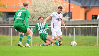 Archivbild: Schrems, Thomas
Alexander Dylda (Mitte) traf zum 2:0 für den SV Mitterteich beim TSV Obernsees.