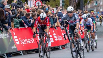 Bild: David Inderlied/dpa
Jasper Philipsen (r) ist beim Münsterland Giro erneut zum Sieg gesprintet.