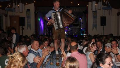 Bild: kro
Tobi Lautner mit seiner Quetsch'n mitten im Partyvolk.