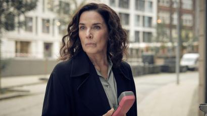 Bild: Peter Drittenpreis/ZDF/Arte/dpa
Anna Conti (Désirée Nosbusch) versucht an der Telefonzelle zu rekonstruieren, was der anonymen Anruferin widerfahren ist.