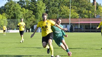 Bild: Hubert Ziegler
Philipp Götz (rechts) erzielte zwar den ersten Treffer der Partie, unterlag dem FC Amberg um Spielertrainer Mario Zitzmann dennoch mit 2:1.