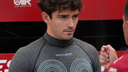 Bild: Vincent Thian/AP/dpa
Wegen der neuen Hitze-Regel der Formel 1 können die Piloten wie Charles Leclerc in Singapur Kühlwesten tragen.