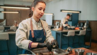 Bild: Julia Feldhagen/ProSieben/dpa
Mit „Die Cooking Academy“ versucht der Privatsender ab Montag einen Neuanfang - und tischt sein Vorabend-Rezept gleich mehrfach auf.