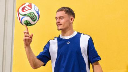 Bild: ---/Adidas/dpa
Florian Wirtz mit dem offiziellen WM-Spielball „Trionda“.