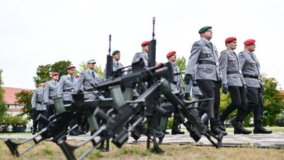 Bild: Sebastian Christoph Gollnow/dpa
Die Bundeswehr soll attraktiver werden für junge Leute, denn der Bedarf ist aus Sicht der Regierung groß. (Archivbild)