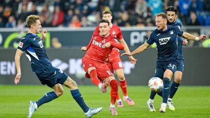 Bild: Uwe Anspach/dpa
Rein damit: Kölns Said El Mala trifft zur Gästeführung.