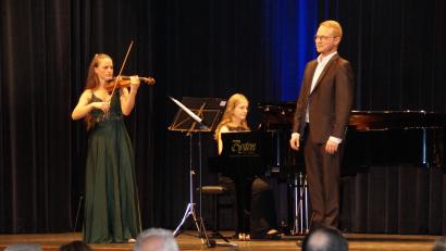 Bild: wel
Begleitet von Pianistin Julia Vogl und Violinistin Veronika Pröbstl präsentierte Stephan Schlögl das Konzert.