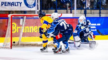 Bild: Tobias Neubert
Felix Noack (rechts) konnte im Tor der Blue Devils Weiden die Heimniederlage gegen die Lausitzer Füchse nicht verhindern.