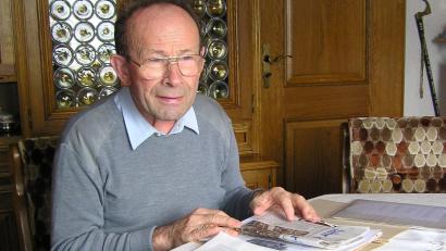 Archivbild: ds
Konrad Adelmann bei der Zeitungslektüre. Der Träger des Bundesverdienstkreuzes war fast 30 Jahre lang Bürgermeister von Etzelwang.