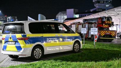 Bild: Jason Tschepljakow/dpa
Polizei und Feuerwehr sind nach Drohnensichtungen und Flugausfällen am Flughafen München im Einsatz.