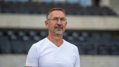 Bild: Sebastian Räppold/Matthias Koch/dpa
Nicht länger Sportchef in Regensburg: Achim Beierlorzer. (Archivbild)