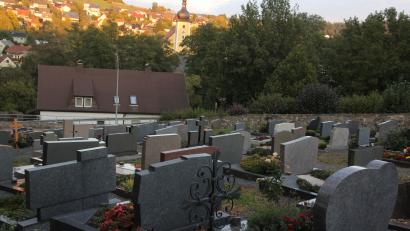 Bild: kro
Die neue Friedhofsgebührensatzung für den Friedhof in Ebnath wurde einstimmig beschlossen.