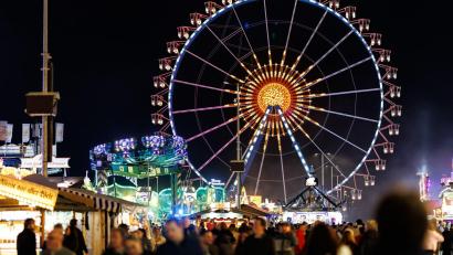 Bild: Daniel Karmann/dpa
Das Münchner Oktoberfest im Dunklen. Hier soll am Abend eine Drohne geflogen sein. (Archivbild)