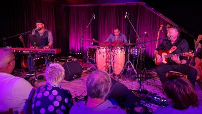 Bild: prh
"I Cantautori" mit den drei Musikern Rocky Verardo, Andrea Paoletti und Richie Necker (von links) bescherten dem Schafferhof-Publikum ein außergewöhnliches Konzert mit der Musik italienischer Liedermacher.