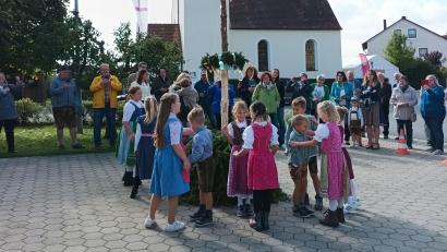 Bild: Gerda Stollner
Im Anschluss an den Festgottesdienst tanzten die Kinder in Tracht den kleinen Kirwabaum aus.