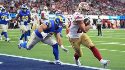 Bild: Marcio Jose Sanchez/AP/dpa
Christian McCaffrey (r) feierte mit den San Francisco 49ers einen überraschenden Sieg in Los Angeles.