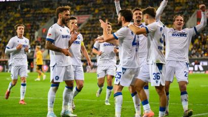 Bild: Robert Michael/dpa
Lilian Egloff (Karlsruher SC, 5.v.l.) jubelt nach seinem Tor zum 1:2 mit seinen Mitspielern.