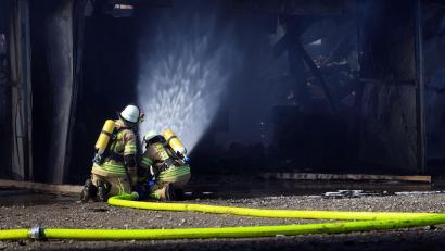 Bild: Karl-Josef Hildenbrand/dpa
Die Feuerwehr bekämpfte das Feuer.