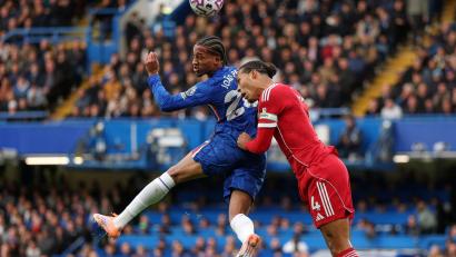 Bild: Ian Walton/AP/dpa
Chelseas Joao Pedro (l) gegen Liverpools Virgil van Dijk.