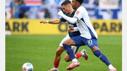 Bild: Daniel Bockwoldt/dpa
Kiel und Darmstadt lieferten ein intensives Spiel.