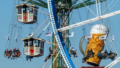 Bild: Peter Kneffel/dpa
Hoch hinaus ging es für viele der Wiesn-Besucher.