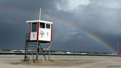 Bild: Federico Gambarini/dpa
Ein Regenbogen steht an einem Himmel voll dunkler Wolken über der Nordsee und über der Insel Juist.