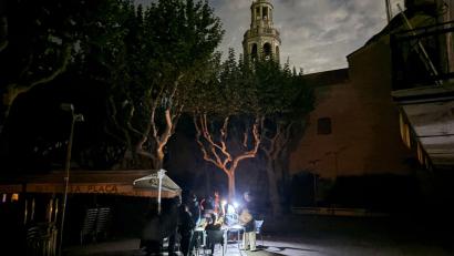 Bild: Jan-Uwe Ronneburger/dpa
Während des Blackouts sitzen Gäste eines Straßencafés in der Kleinstadt Premià de Mar bei Barcelona im Licht von Taschenlampen und trinken lauwarmes Bier. (Archivbild)