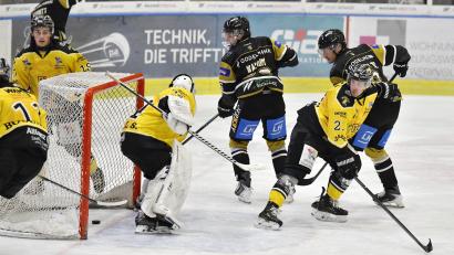 Bild: Hubert Ziegler
Das war das 2:0 für den ERSC Amberg - Kevin Schmitt (links) hinten dreht jubelnd ab, Tom Berlin und Brendan Walkom (schwarze Trikots, von links) sehen den Puck über die Torlinie gleiten.