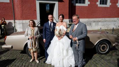 Bild: Henning Kaiser/dpa
Joe Laschets Eltern - der Politiker Armin Laschet und seine Frau Susanne - posieren nach der Hochzeit mit dem Brautpaar.