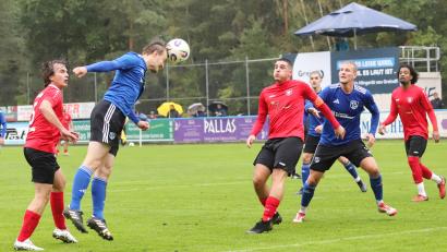 Bild: war
Martin Pasieka (Zweiter von links) war beim Regenspiel des SV Etzenricht der Spieler des Tages, erzielte ein Kopfballtor, legte das zweite Tor vor und holte den Elfmeter zum Endstand heraus.