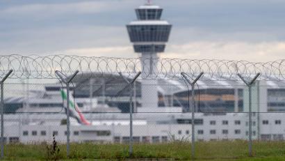 Bild: Armin Weigel/dpa
Flüge wurden wegen der Drohnen umgeleitet.