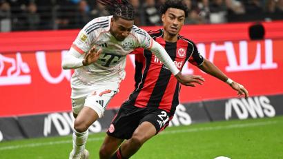 Bild: Arne Dedert/dpa
Oft einen Schritt schneller als Frankfurts Nathaniel Brown: Bayern-Star Michael Olise (l).