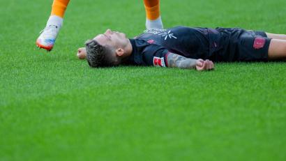 Bild: Rolf Vennenbernd/dpa
Bayer Leverkusens Kapitän Alejandro Grimaldo liegt nach einem Zusammenprall mit dem eigenen Mann benommen auf dem Boden.