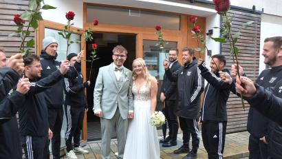 Bild: jr
Das Brautpaar Monja Schiml und Marco Rogler wurde mit einem Spalier der Fußballer des TSV Konnersreuth vor dem Kunsthaus erwartet. Die Fußballer gratulierten mit Rosen.
