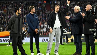 Bild: Tom Weller/dpa
Rudi Völler (2. von rechts) kann die Diskussion um eine Rückkehr von Manuel Neuer (Mitte) verstehen.