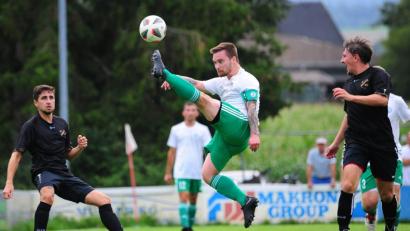 Archivbild: tsc
Florian Trottmann (Mitte) traf doppelt zum Heimsieg des SV Mitterteich gegen den TuS Schauenstein.