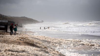 Bild: Daniel Bockwoldt/dpa
Sturmflut vor Sylt. Das Wetter lockte auch Spaziergänger an die Nordsee.