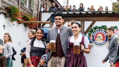 Bild: Matthias Balk/dpa
Neu-Stürmer Luis Díaz kann sich auf dem Oktoberfest feiern lassen.