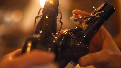 Symbolbild: Silas Stein/dpa
Ein Mountainbike und ein Kasten Bier wurden aus einem Keller in der Frauenrichter Straße in Weiden gestohlen. Die Polizei sucht Zeugen.
