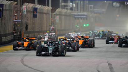 Bild: Vincent Thian/AP/dpa
Mercedes-Pilot George Russell (M) verteidigte Platz eins am Start.