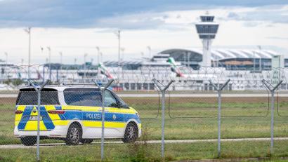 Bild: Armin Weigel/dpa
Nach den Drohnensichtungen kann es am Münchner Airport weiter zu Einschränkungen kommen.