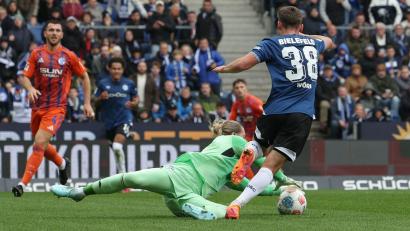Bild: Friso Gentsch/dpa
Schalkes Torwart Loris Karius rettet einen Schuss von Bielefelds Marius Wörl.