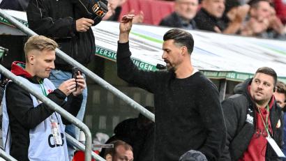 Bild: Harry Langer/dpa
Sandro Wagner reagiert nach dem Abpfiff mit einer Geste Richtung Publikum.