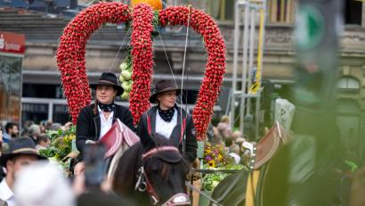 Bild: Pia Bayer/dpa
Erntedank ist ein Fest voller Traditionen - dazu gehört auch der Erntedankfestzug in Fürth, wo eine Erntekrone aus Radieschen gefertigt wurde. (Archivbild)