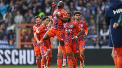 Bild: Friso Gentsch/dpa
Schalke 04 rettete einen knappen 2:1-Sieg in Bielefeld.