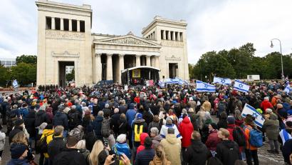 Bild: Tobias Hase/dpa
Menschen stehen bei der Kundgebung „Dach gegen Hass“ gegen Antisemitismus am Königsplatz in München.