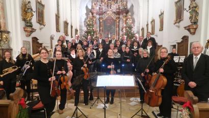 Archivbild: rha
Der Kirchenchor Vilseck unter Leitung von Franz Winklmann (rechts) begeisterte bereits mehrfach die Zuhörer in der Stadtpfarrkirche St. Ägidius. Bei diesem Konzert (Bild) hat ihn eine Instrumentalgruppe aus Musikern des gesamten Landkreises begleitet. Am Sonntag, 12. Oktober, übernimmt dies eine von Winklmann zusammengestellte Band.