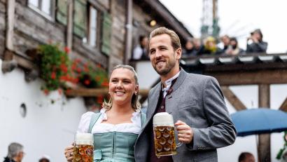 Bild: Matthias Balk/dpa
Harry Kane präsentierte sich mit seiner Frau Katie Goodland in bester Wiesn-Stimmung.